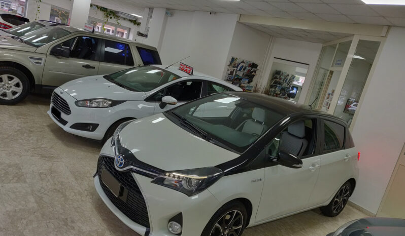 Toyota Yaris 1.5 Hybrid 5 porte Trend “White Edition” pieno