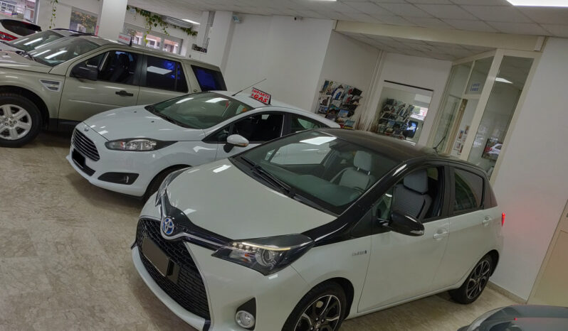 Toyota Yaris 1.5 Hybrid 5 porte Trend “White Edition” pieno